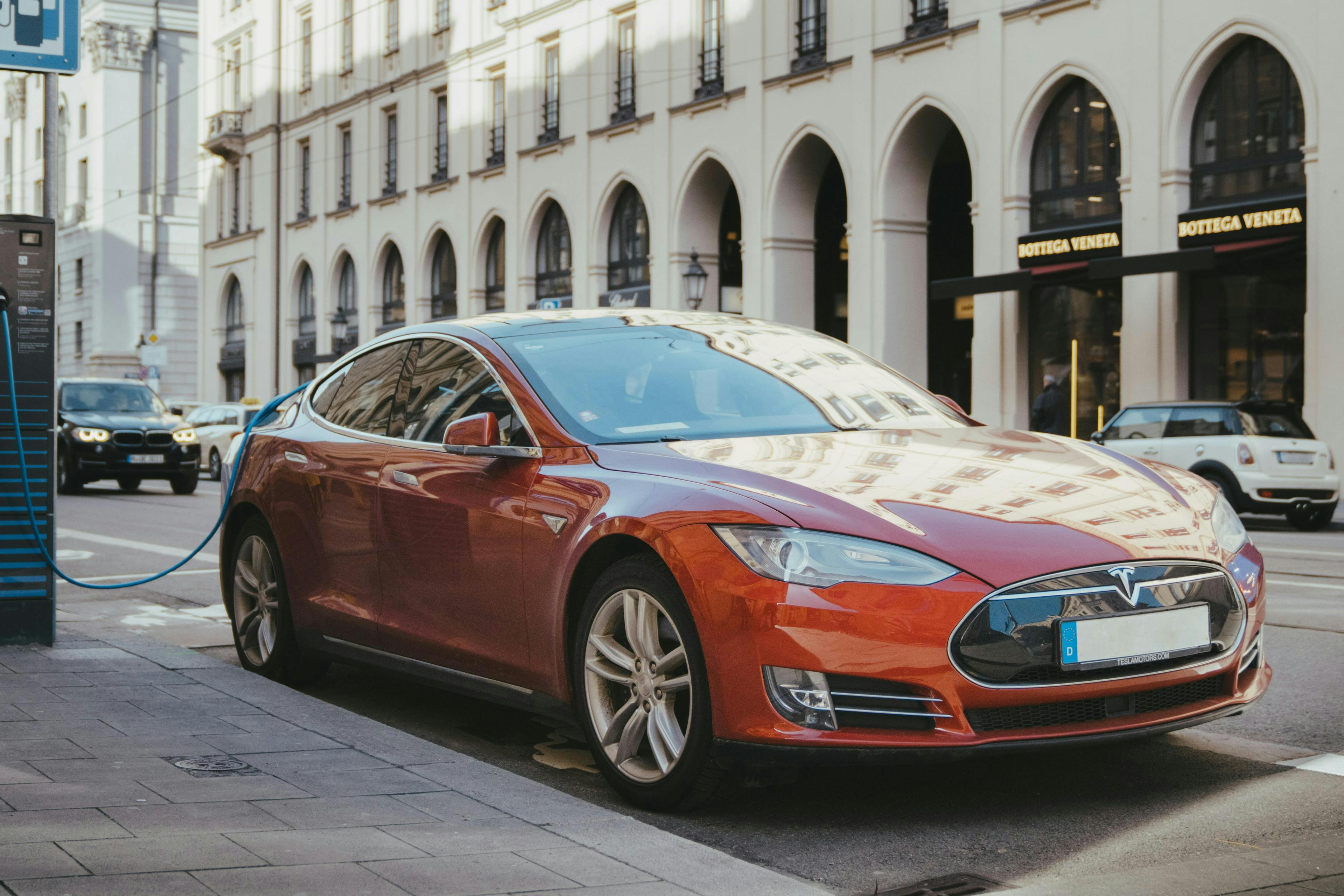 voiture électrique, véhicule électrique, voiture rechargeable, voiture de société électrique, voiture d'occasion électrique, voiture électrique en leasing, Tesla qui recharge